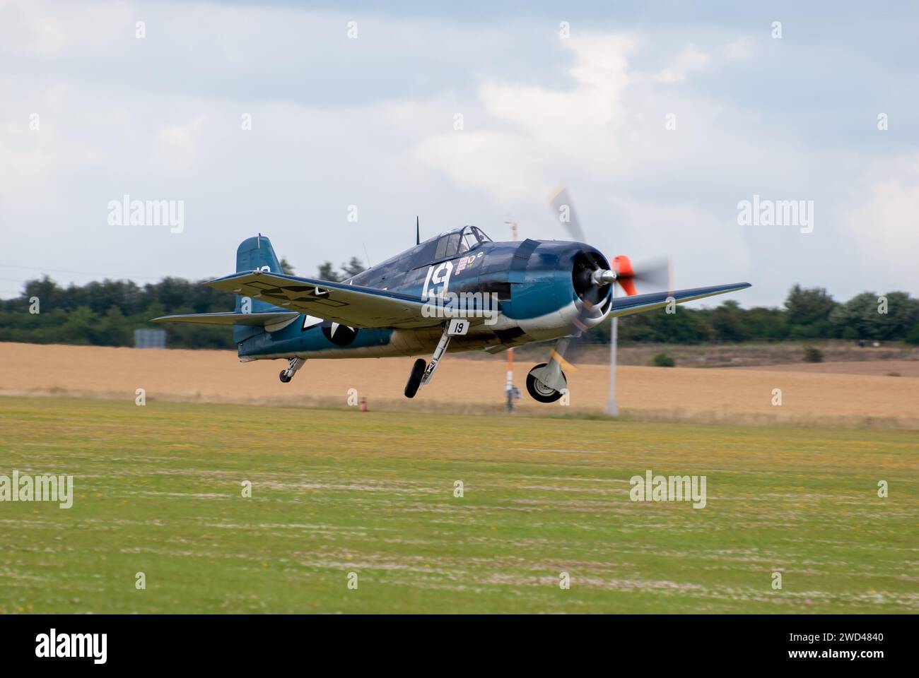 Grumman F6F Hellcat (Registrierung 19) Kampfflugzeug aus dem 2. Weltkrieg auf der Duxford Flying Legends Airshow. Stockfoto