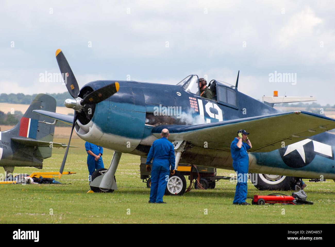 Grumman F6F Hellcat (Registrierung 19) Kampfflugzeug aus dem 2. Weltkrieg auf der Duxford Flying Legends Airshow. Stockfoto