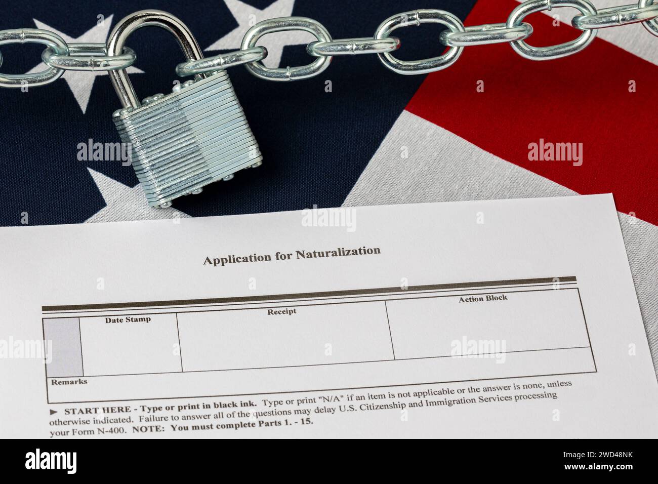 US-Flagge mit entriegelter Kette. Grenzsicherheit, Einwanderungsreform und Krisenkonzept für illegale Migranten. Stockfoto