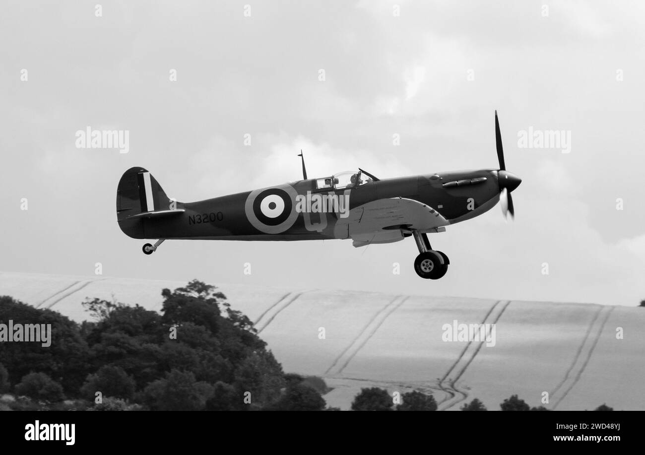 Spitfire-Kampfflugzeuge starten in Schwarz-weiß auf der Duxford Airshow. Stockfoto