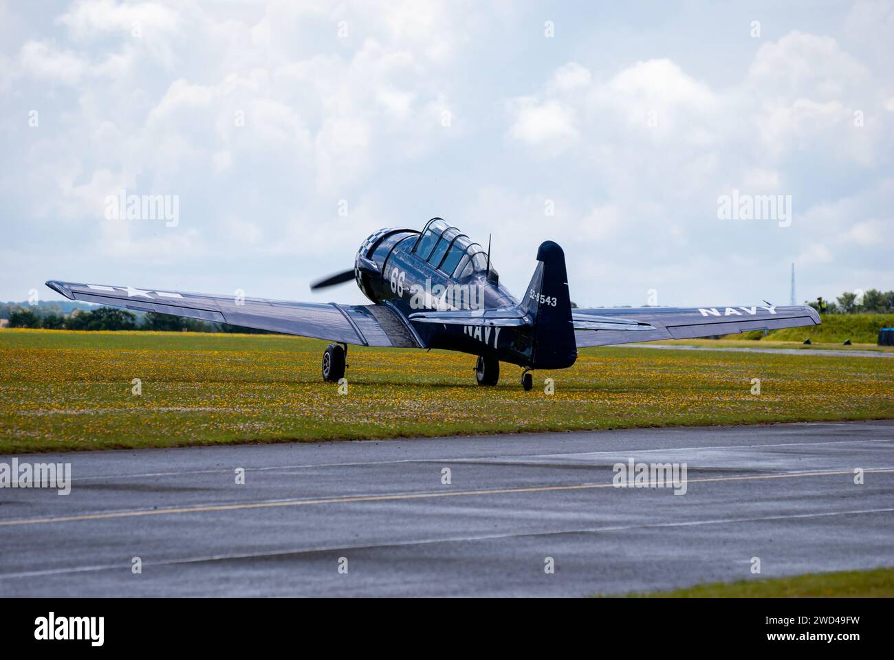 T6J Harvard WW2 United States Navy Flugzeug (Registration 66) auf der Flugschau Flying Legends in Duxford. Info zum Heck 52-8543 66 NAVY G-BUKY Stockfoto