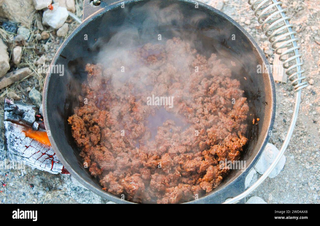 Dutch Oven Cooking im Freien in der Wüste von Arizona Stockfoto