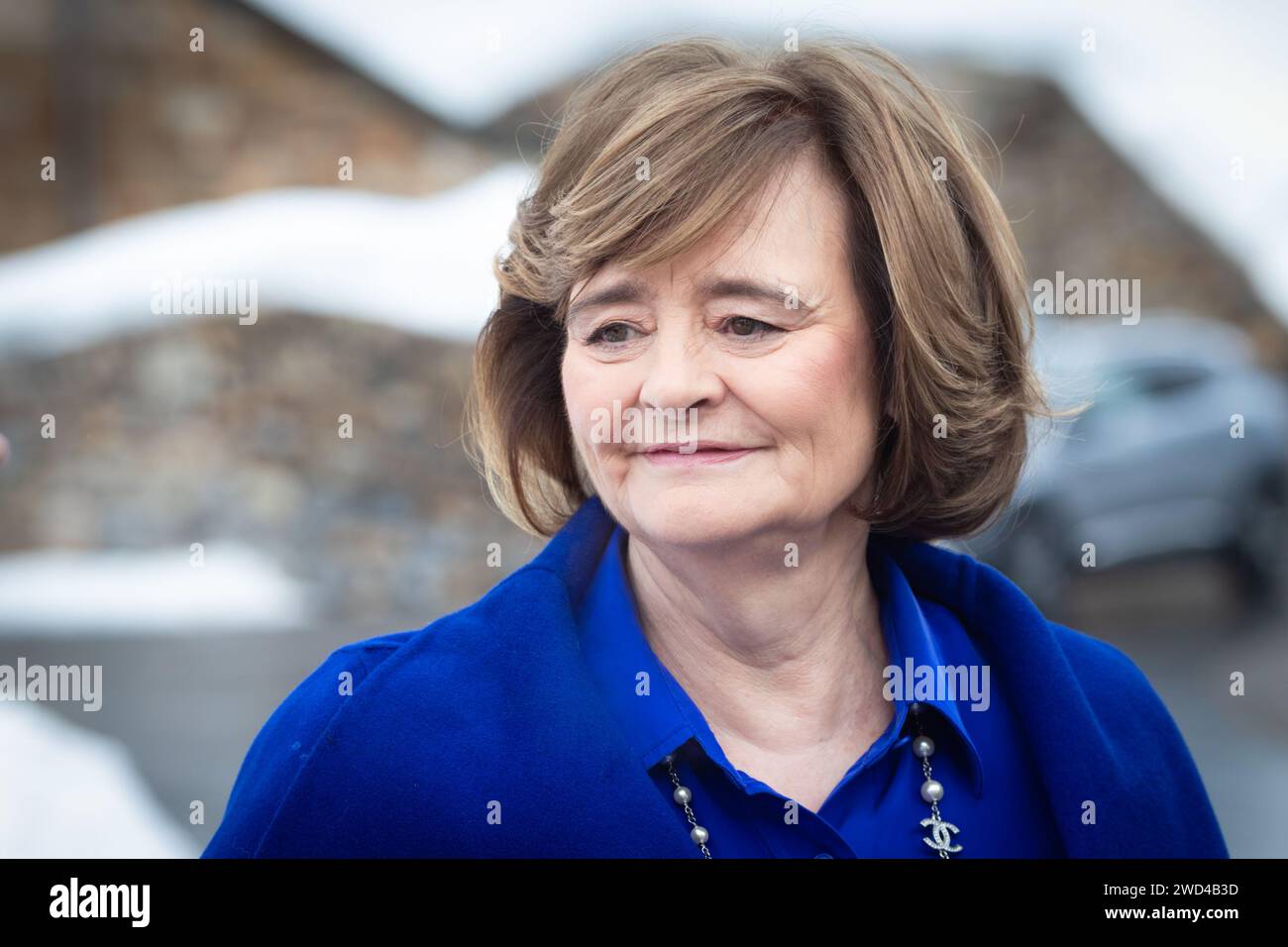 Davos, Schweiz. Januar 2024. Davos, CH 18. Januar 2024. Cherie Blair CBE verlässt eine Podiumsdiskussion während des diesjährigen Weltwirtschaftsforums. Die Ehefrau des ehemaligen britischen Premierministers Cherie ist Befürworterin und Botschafterin für Unternehmerinnen weltweit. Der dritte Tag des WEF-Treffens von Klaus Schwab bringt führende Unternehmen und Branchen zusammen, um die Zukunft der Welt zu gestalten. Andy Barton/Alamy Live News Stockfoto