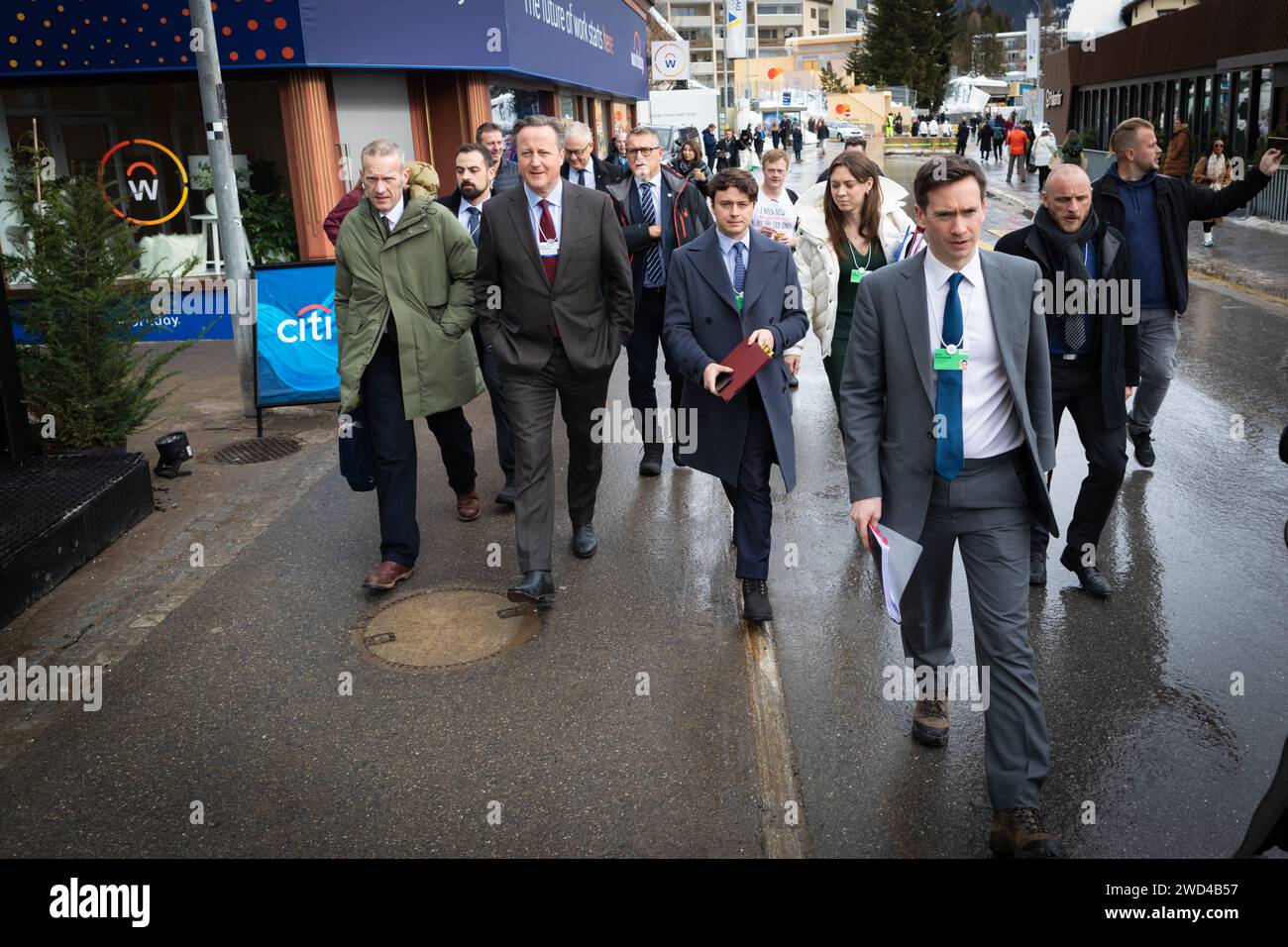 Davos, Schweiz. Januar 2024. Davos, CH 18. Januar 2024. Außenminister Lord David Cameron nimmt an einem Treffen auf dem diesjährigen Weltwirtschaftsforum Teil. Der ehemalige Premierminister traf auf dem Weltwirtschaftsforum mit Staats- und Regierungschefs der Welt zusammen, um internationale Unterstützung und Zusammenarbeit bei den größten Herausforderungen der Welt zu mobilisieren. Der dritte Tag des WEF-Treffens von Klaus Schwab bringt führende Unternehmen und Branchen zusammen, um die Zukunft der Welt zu gestalten. Andy Barton/Alamy Live News Stockfoto