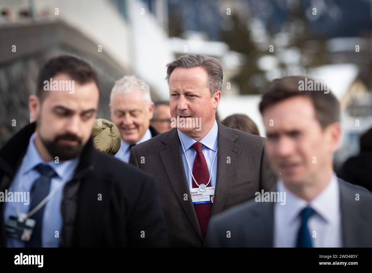 Davos, Schweiz. Januar 2024. Davos, CH 18. Januar 2024. Außenminister Lord David Cameron nimmt an einem Treffen auf dem diesjährigen Weltwirtschaftsforum Teil. Der ehemalige Premierminister traf auf dem Weltwirtschaftsforum mit Staats- und Regierungschefs der Welt zusammen, um internationale Unterstützung und Zusammenarbeit bei den größten Herausforderungen der Welt zu mobilisieren. Der dritte Tag des WEF-Treffens von Klaus Schwab bringt führende Unternehmen und Branchen zusammen, um die Zukunft der Welt zu gestalten. Andy Barton/Alamy Live News Stockfoto