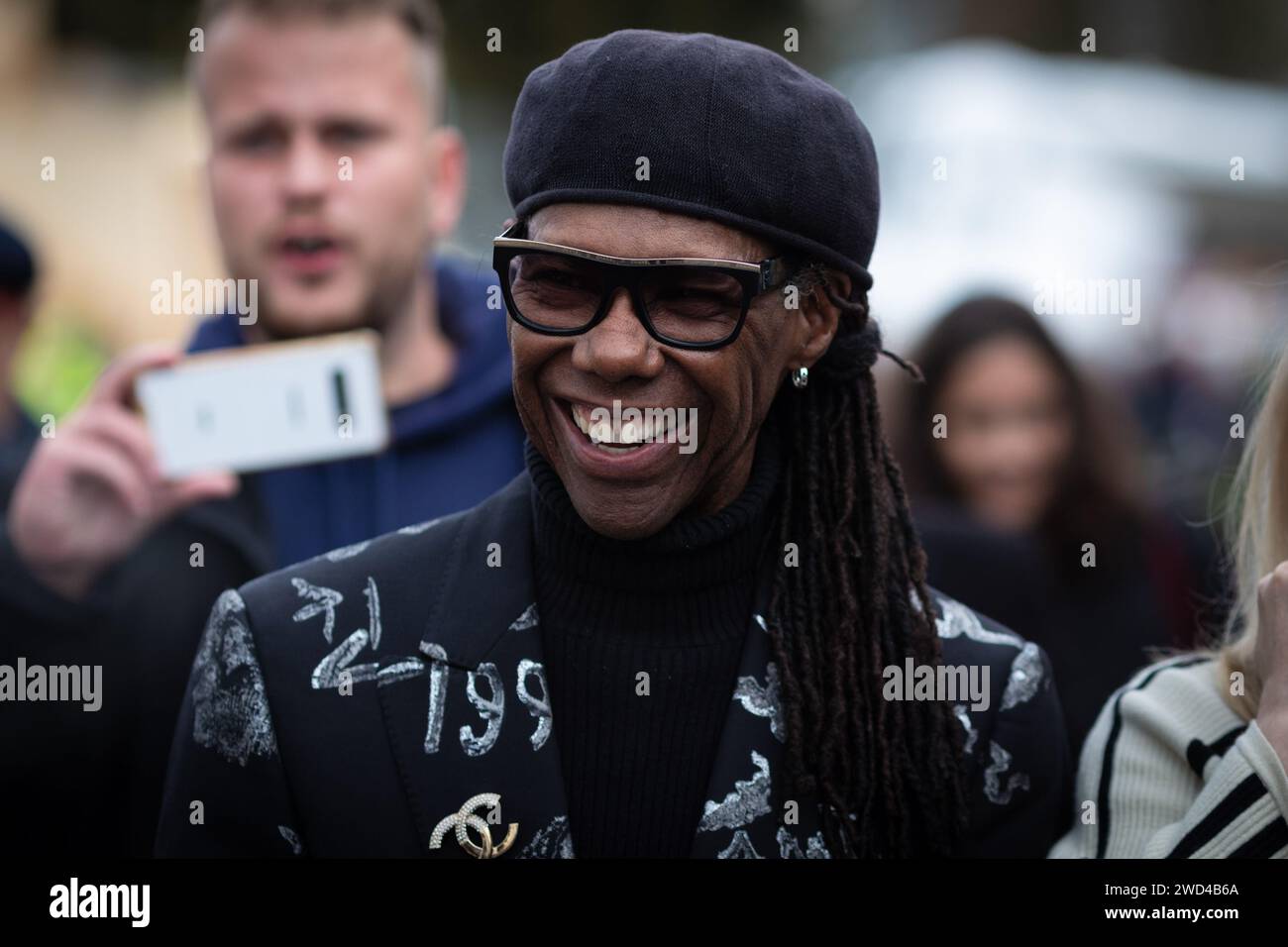 Davos, Schweiz. Januar 2024. Davos, CH 18. Januar 2024. Nile Rodgers läuft die Promenade entlang, auf dem Weg zu einem Podiumsgespräch. 2024 erhielt er den Crystal Award für seine außergewöhnlichen Bemühungen, die Welt durch seine Musik friedlicher, gleichberechtigter und integrativer zu gestalten, sein vorbildliches Engagement im Kampf gegen systemischen Rassismus, Ungleichheit und Ungerechtigkeit und sein Engagement für innovative Jugendstimmen an Entscheidungstischen. Der dritte Tag des WEF-Treffens von Klaus Schwab bringt führende Persönlichkeiten aus aller Welt zusammen, um die Zukunft der Welt zu gestalten. Andy Barton/Alamy Live News Stockfoto