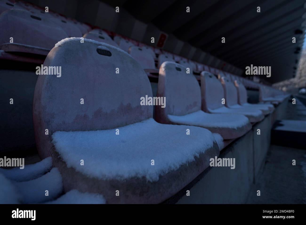 Köln, Deutschland. Januar 2024. Die Trib?hne des Franz-Kremer-Stadion ist von Schnee?berzogen Winterimpressionen am Geissbockheim; K?ln, Geissbockheim, 18.01.2024 Credit: dpa/Alamy Live News Stockfoto