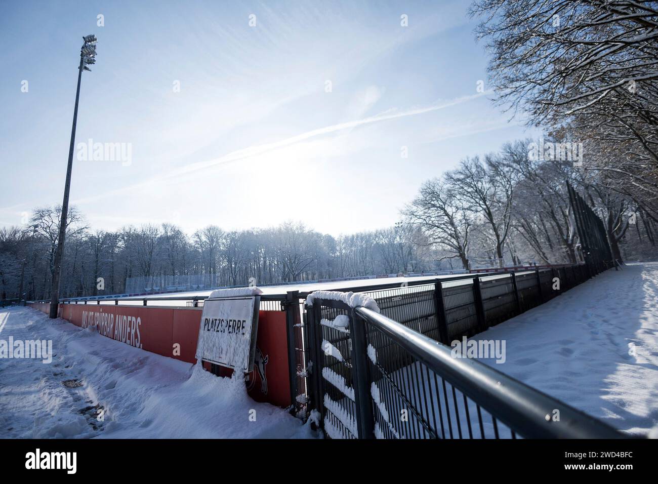 Köln, Deutschland. Januar 2024. Wintereinbruch Platz 1 des Trainingsgels?nde des 1. FC K?ln im Schnee, Platzsperre Winterimpressionen am Geissbockheim; K?ln, Geissbockheim, 18.01.2024 Credit: dpa/Alamy Live News Stockfoto