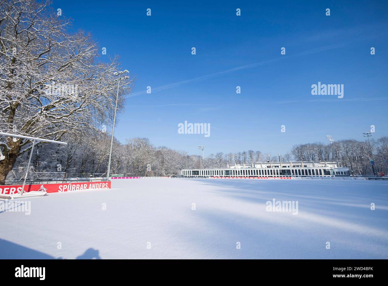 Köln, Deutschland. Januar 2024. Wintereinbruch Platz 1 des Trainingsgels?nde des 1. FC K?ln im Schnee Winterimpressionen am Geissbockheim; K?ln, Geissbockheim, 18.01.2024 Credit: dpa/Alamy Live News Stockfoto