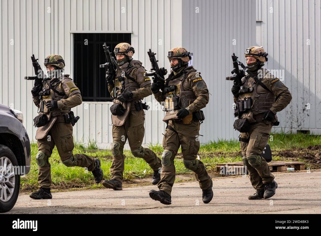 Spezialkräfte taktische Polizeikräfte aus Tschechien bei einer Geiselverhandlungsprobe bei der NATO Days Airshow. Stockfoto