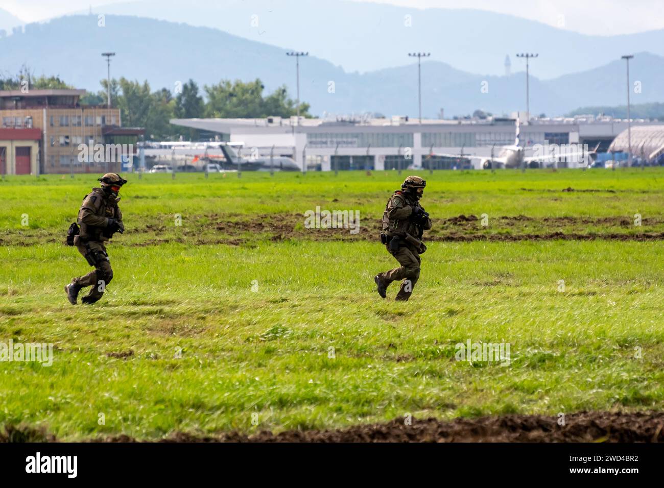 Soldaten der Spezialkräfte rennen über das Schlachtfeld, nachdem sie während der Nachstellung von einem Hubschrauber abgestiegen sind. SWAT-Polizei Stockfoto