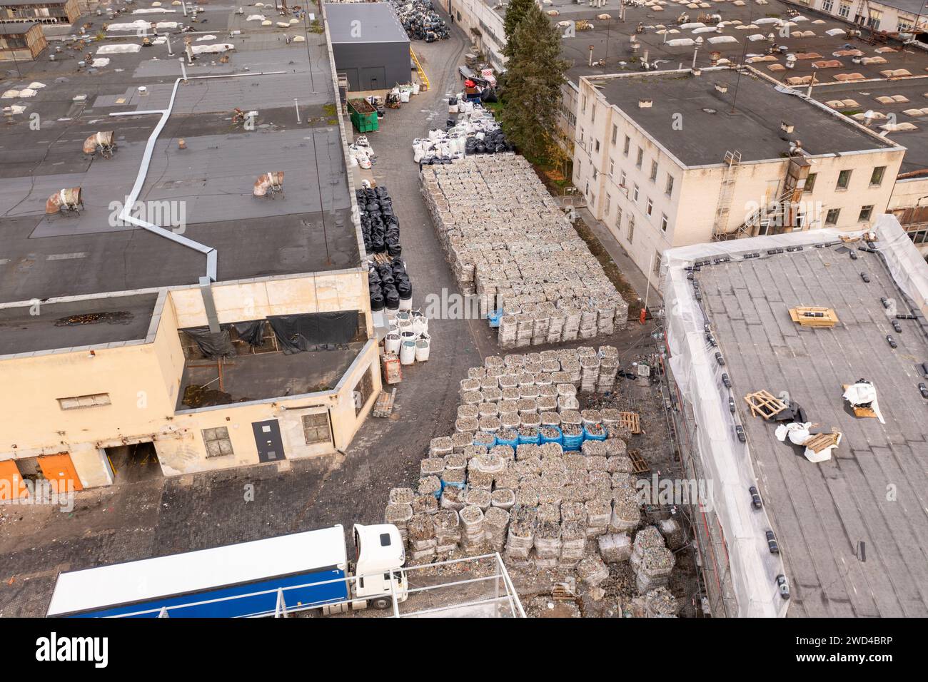 Drohnenfotografie von Recyclingmaterial-Lagerräumen während sonniger Herbsttage Stockfoto