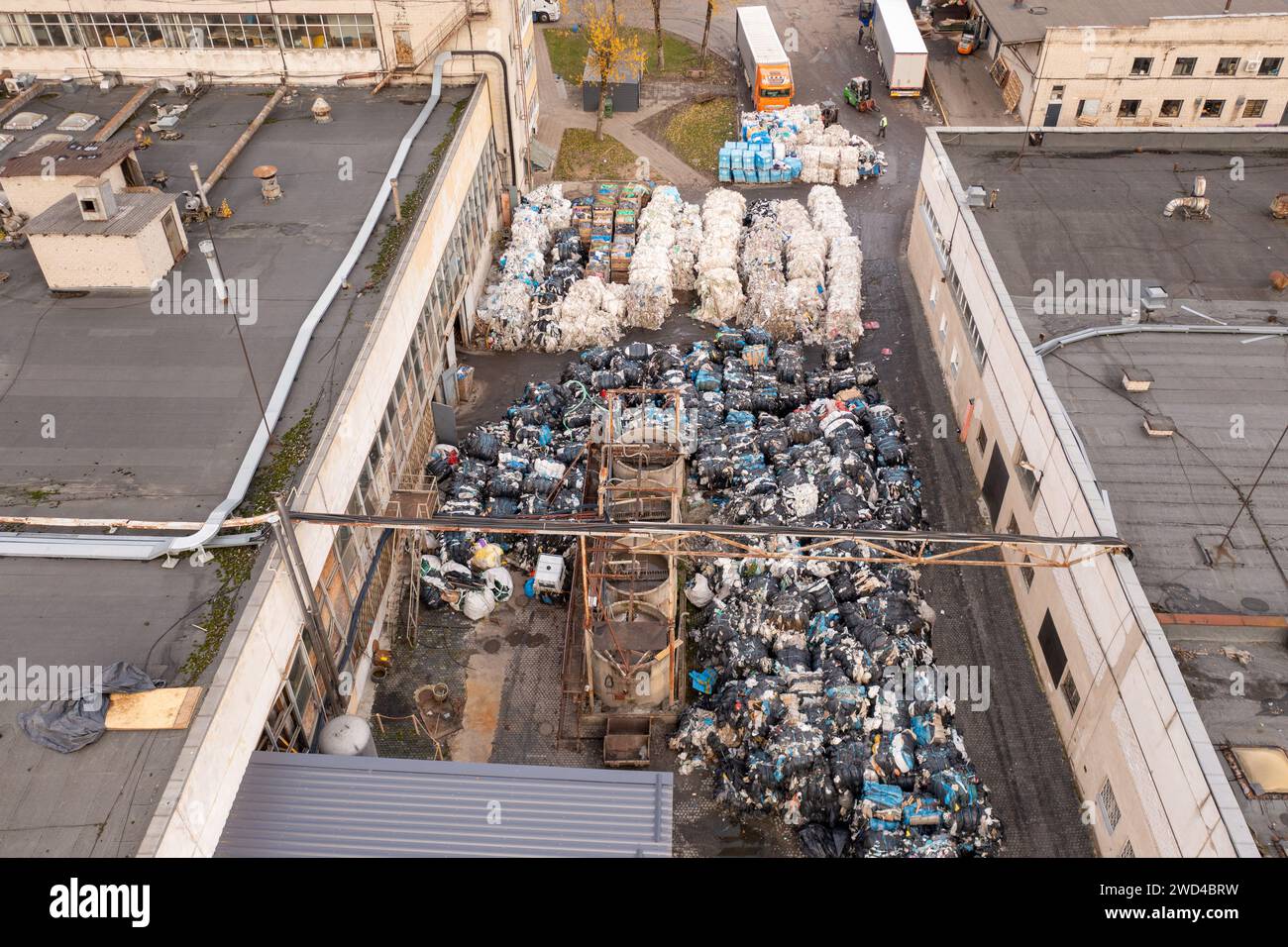 Drohnenfotografie von Recyclingmaterial-Lagerräumen während sonniger Herbsttage Stockfoto