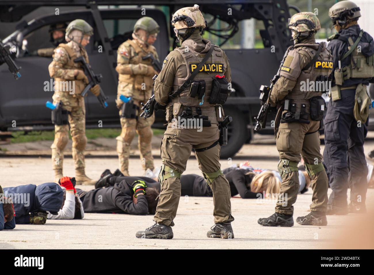 Spezialkräfte SWAT Polizei verhaftet Kriminelle und freilässt Geiseln während der Demonstration bei NATO Days Airshow. Taktische Operatoren auf einer Mission Stockfoto