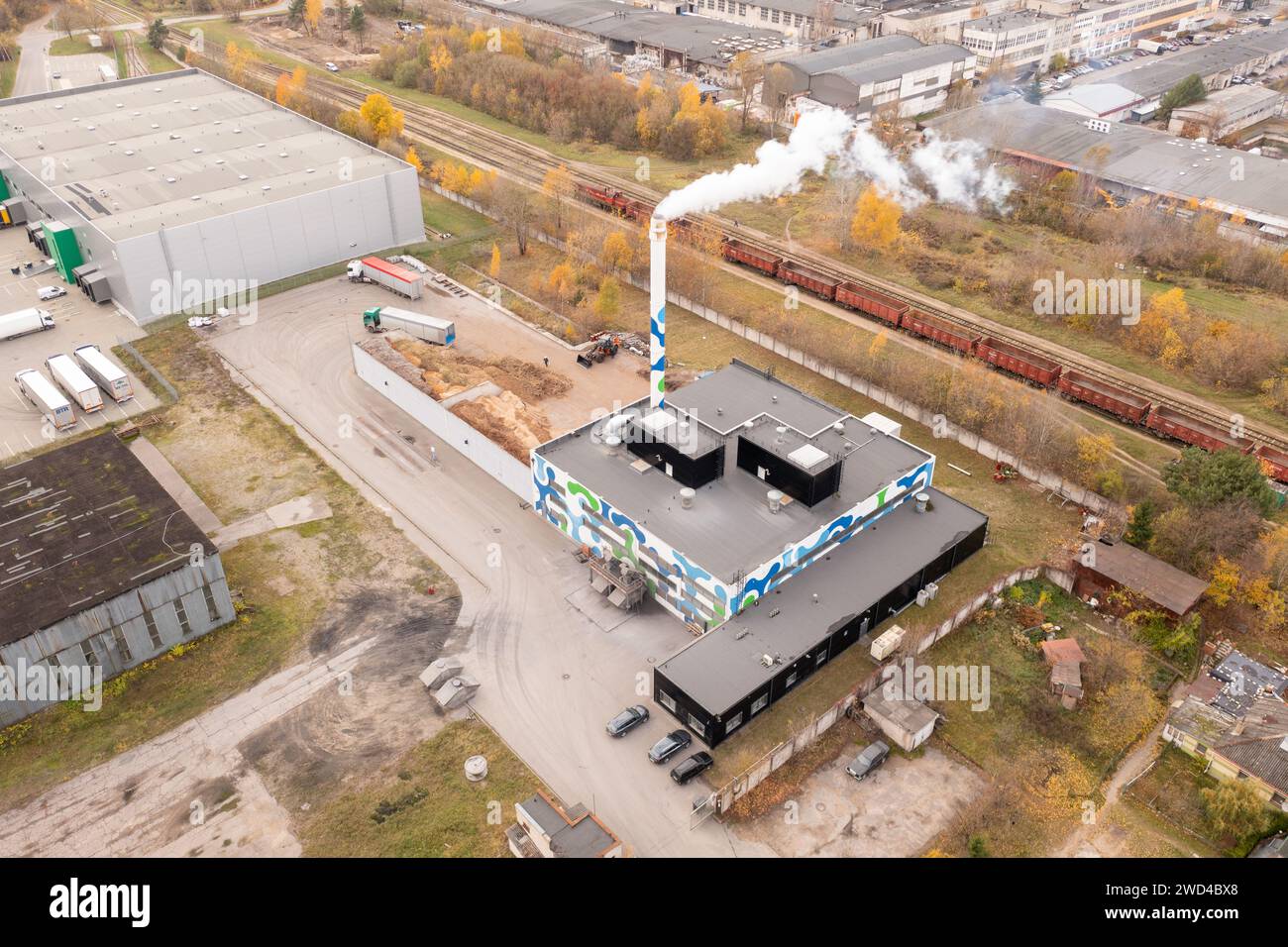 Drohnenfotografie des Biomassekraftwerks und des Biomassespeichers an sonnigen Herbsttagen Stockfoto