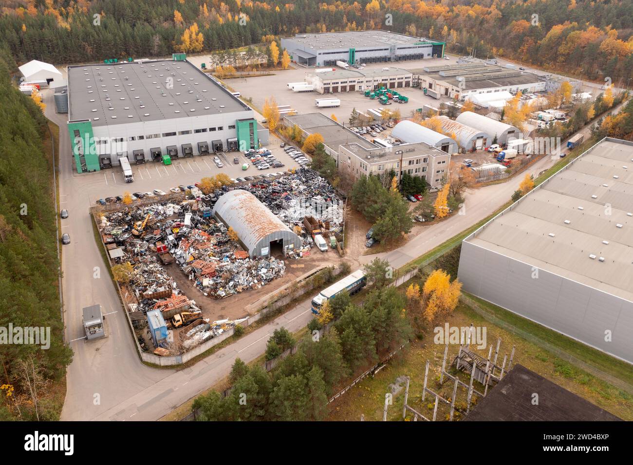 Drohnenfotografie der Metallrecyclinganlage und des Lagerplatzes während des sonnigen Herbsttags Stockfoto