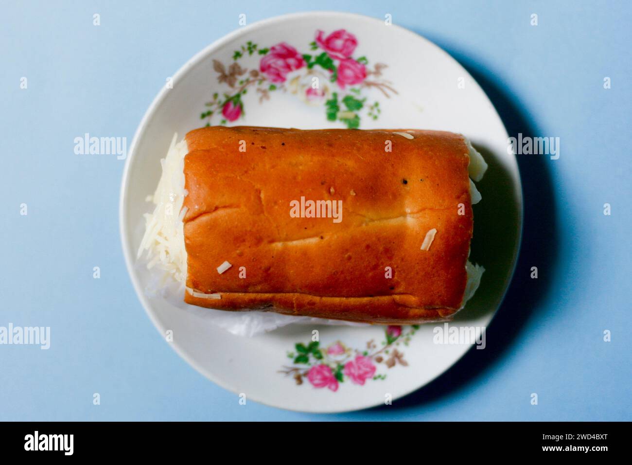 Brot mit geriebenem Käse auf Teller Stockfoto