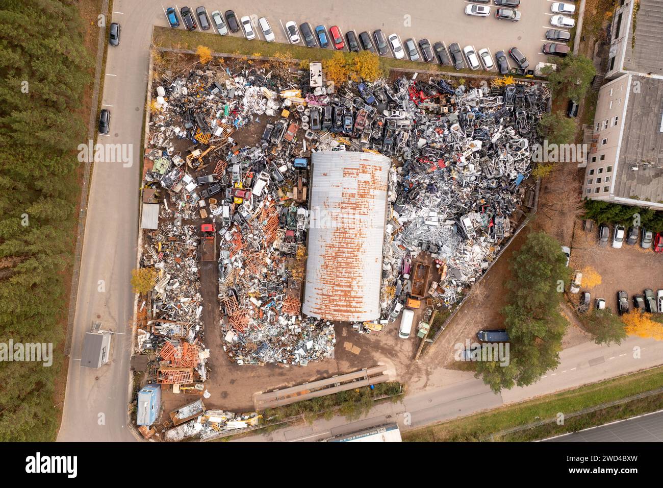 Drohnenfotografie der Metallrecyclinganlage und des Lagerplatzes während des sonnigen Herbsttags Stockfoto