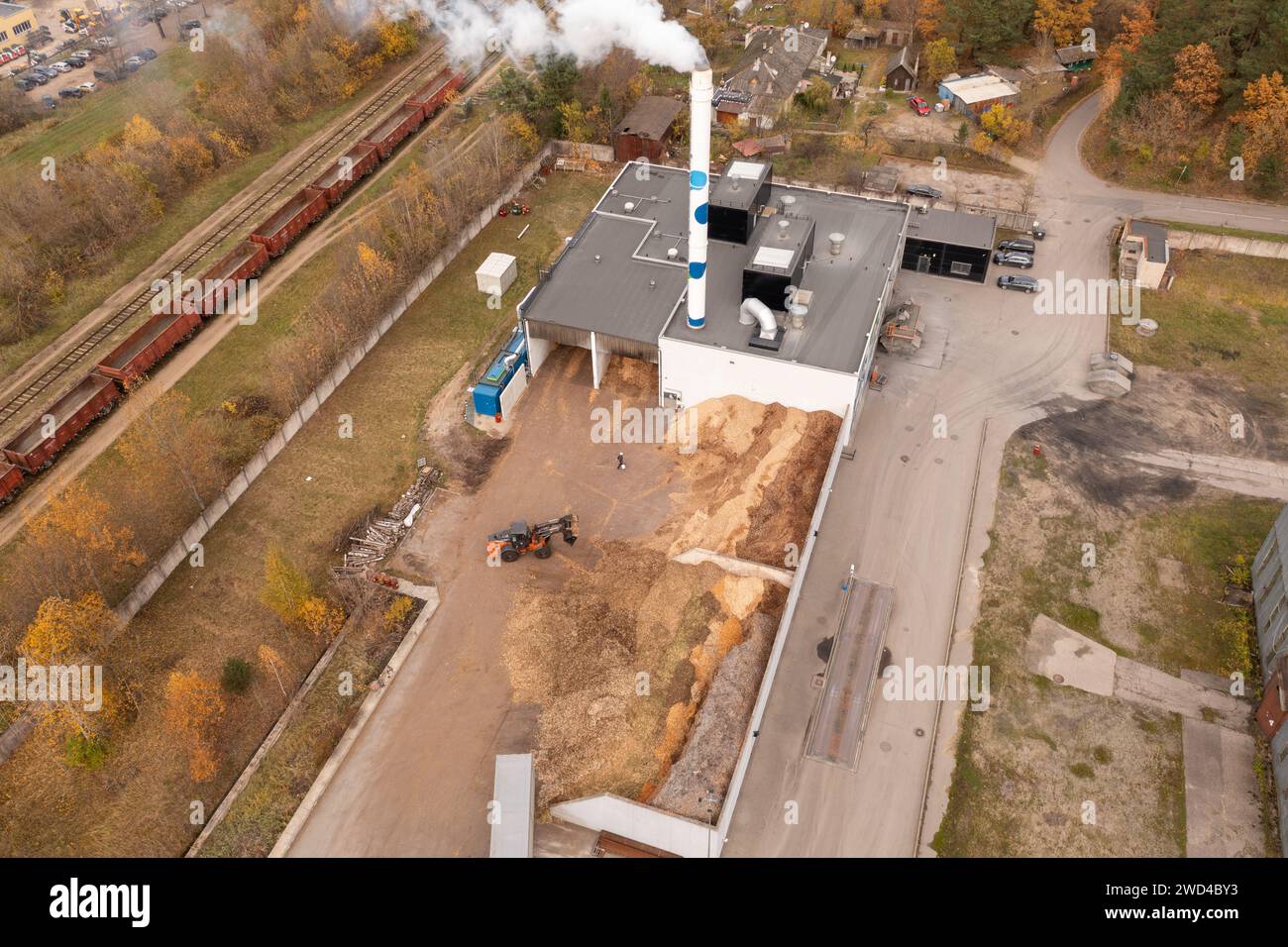 Drohnenfotografie des Biomassekraftwerks und des Biomassespeichers an sonnigen Herbsttagen Stockfoto
