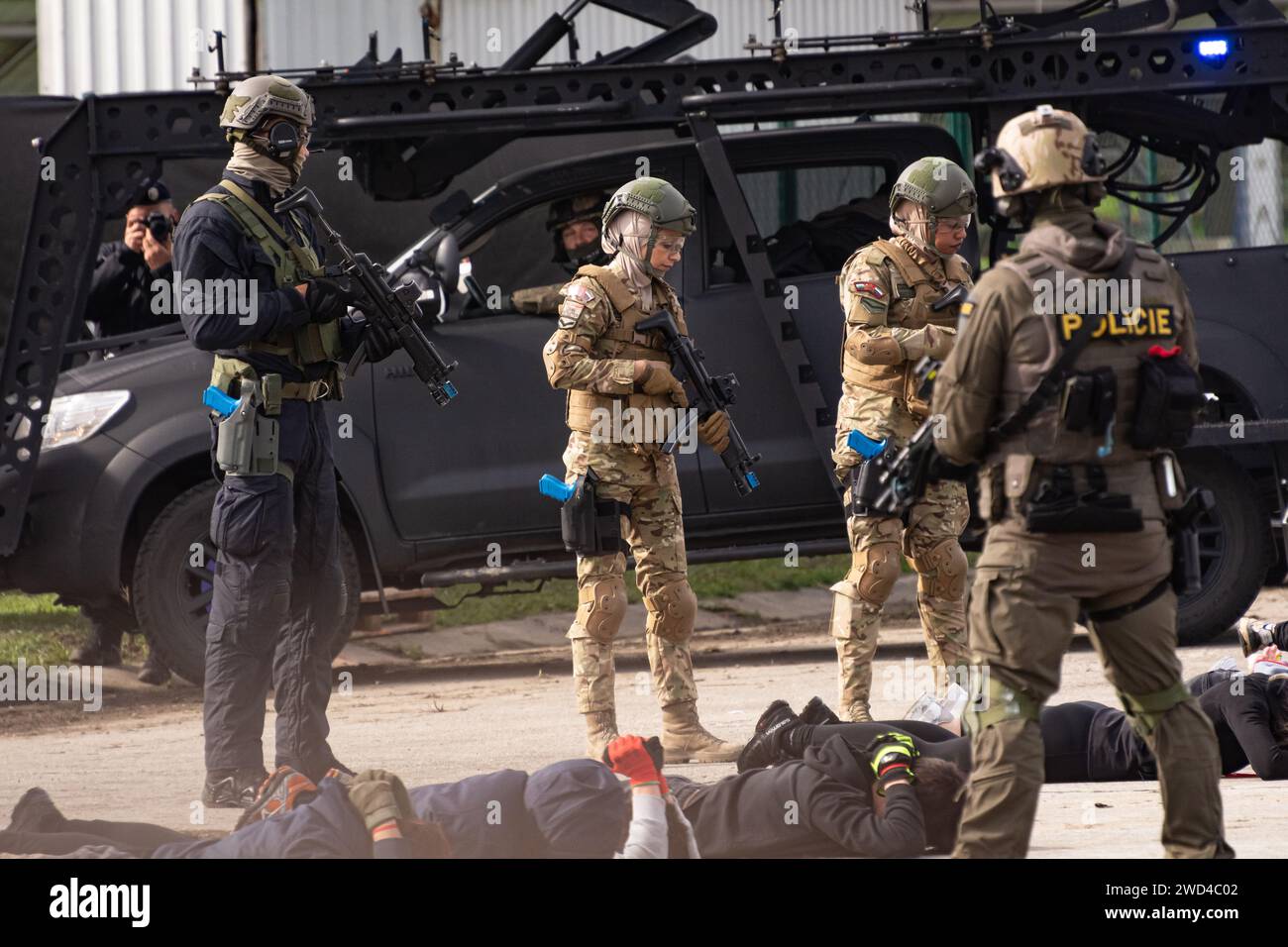 Spezialkräfte SWAT Polizei verhaftet Kriminelle und freilässt Geiseln während der Demonstration bei NATO Days Airshow. Taktische Operatoren auf einer Mission Stockfoto