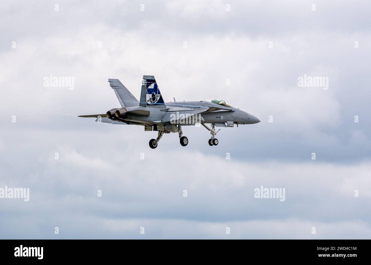 F18 McDonnell Douglas F/A-18C, betrieben von der finnischen Luftwaffe - Jagdjet landet auf der Landebahn mit ausgefahrenen Rädern. Stockfoto