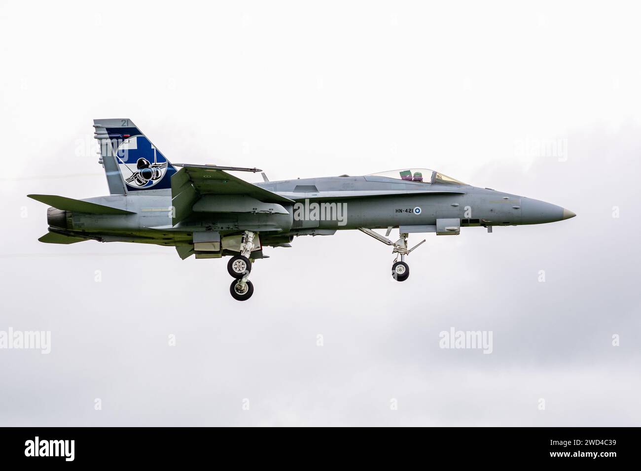 F18 McDonnell Douglas F/A-18C, betrieben von der finnischen Luftwaffe - Jagdjet landet auf der Landebahn mit ausgefahrenen Rädern. Stockfoto