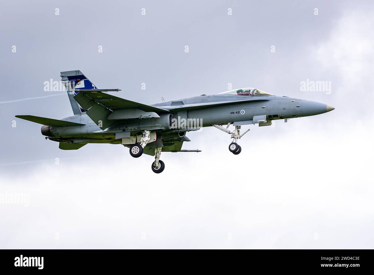 F18 McDonnell Douglas F/A-18C, betrieben von der finnischen Luftwaffe - Jagdjet landet auf der Landebahn mit ausgefahrenen Rädern. Stockfoto