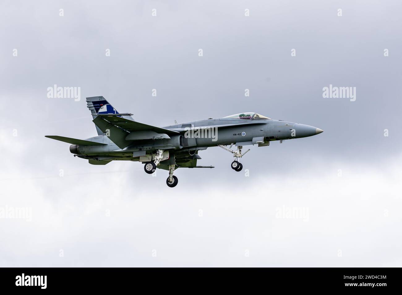 F18 McDonnell Douglas F/A-18C, betrieben von der finnischen Luftwaffe - Jagdjet landet auf der Landebahn mit ausgefahrenen Rädern. Stockfoto