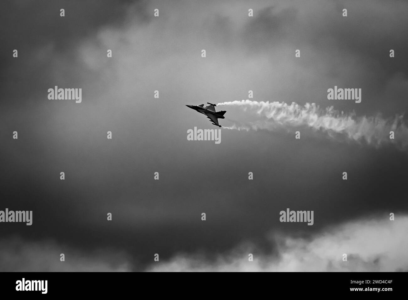 JAS-39C Gripen wird von der ungarischen Luftwaffe (Registrierungsnummer 31) betrieben. Saab Gripen Kampfflugzeug dramatisches Foto einer Hochgeschwindigkeits-Angriffsbohrung in der EU Stockfoto