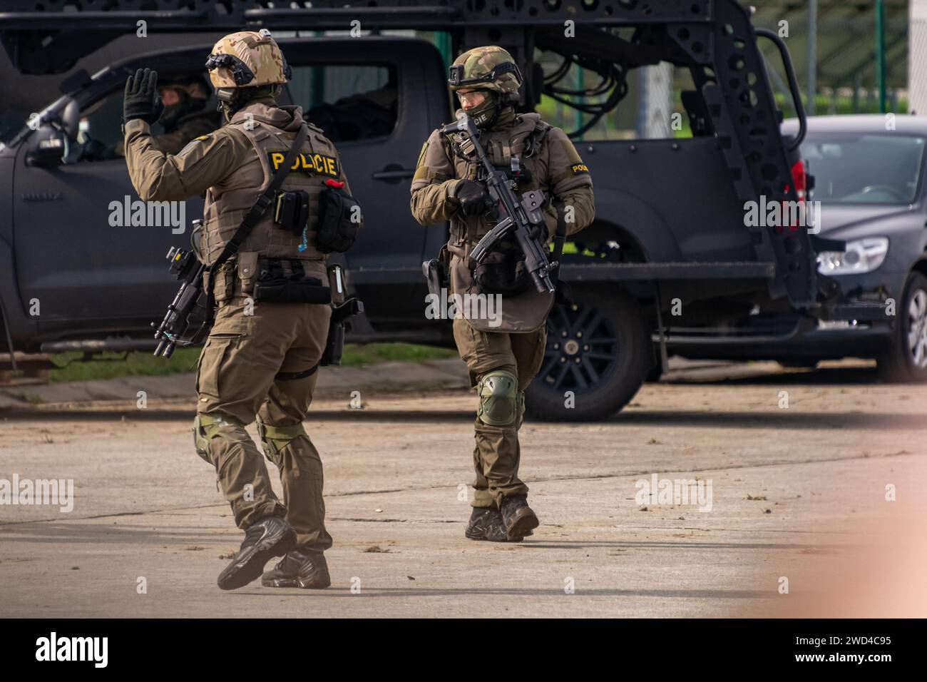 SWAT Spezialkräfte Polizei und taktische Einheiten in Uniformen Rettungsgeiseln in einem Trainingsszenario auf der NATO Days Airshow 2022. Soldaten mit Waffen verteidigen. Stockfoto