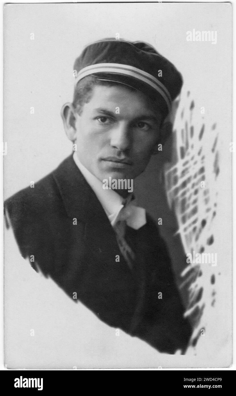 Antikes Fotostudio-Porträt eines jungen Mannes in Anzug und Studentenmütze. Freising, Bayern, Deutschland. Juni 1922. Stockfoto