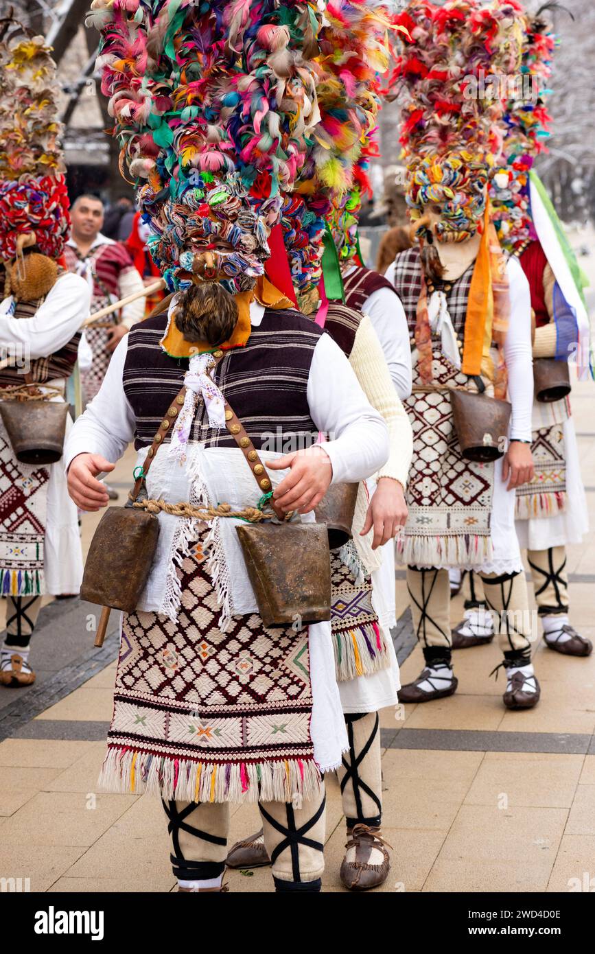 Maskierte Tänzer mit gestickten Kostümen und großen bunten Masken beim Surva International Maskerade and Mummers Festival in Pernik, Bulgarien, EU Stockfoto