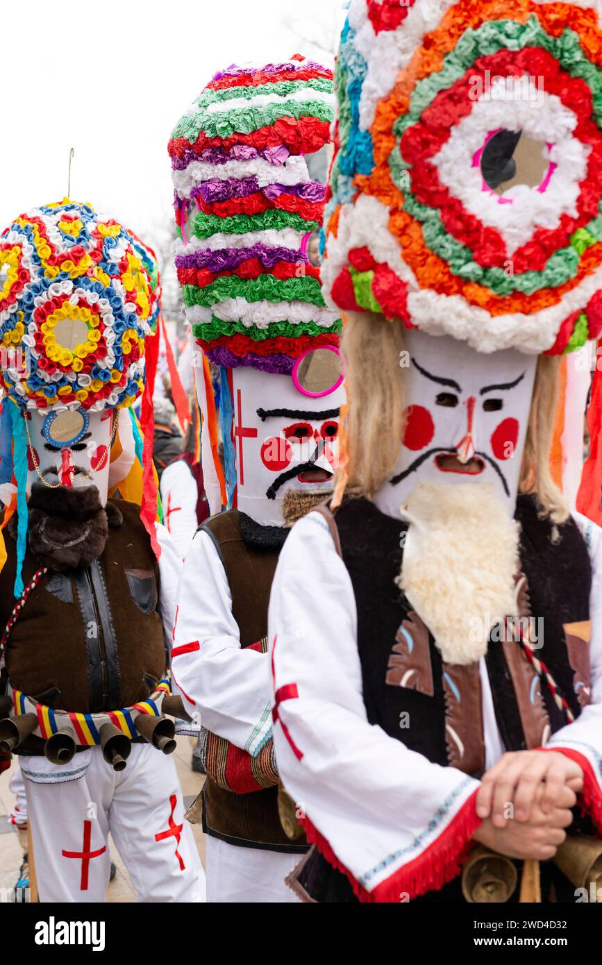 Maskierte Teilnehmer mit großen Masken aus Rumänien beim Surva International Masquerade and Mummers Festival in Pernik, Bulgarien, Balkan, Europa, EU Stockfoto