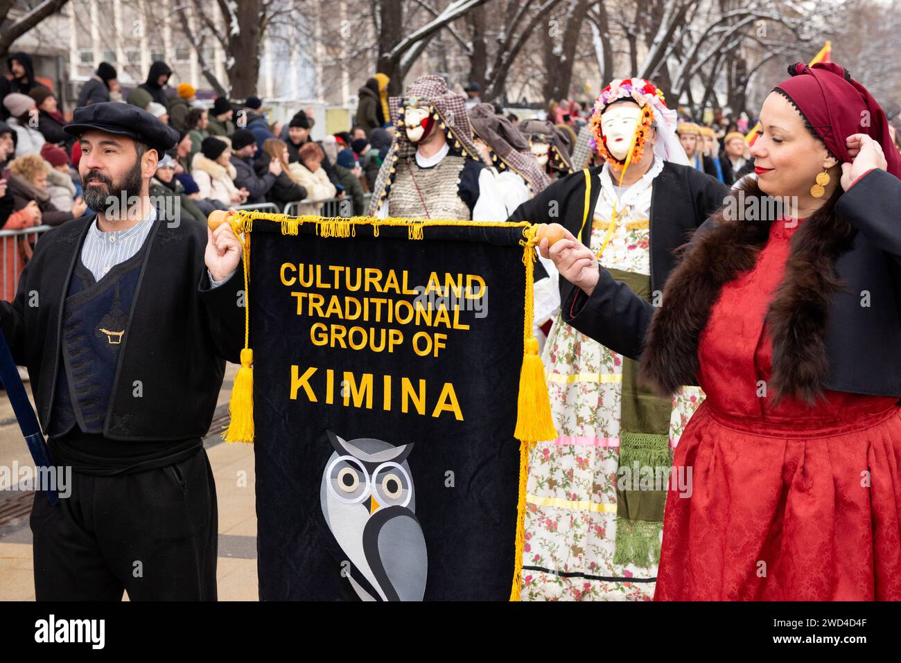 Die griechische Delegation von maskierten Tänzern aus Kimina beim Surva International Maskerade and Mummers Festival in Pernik, Bulgarien, Stockfoto