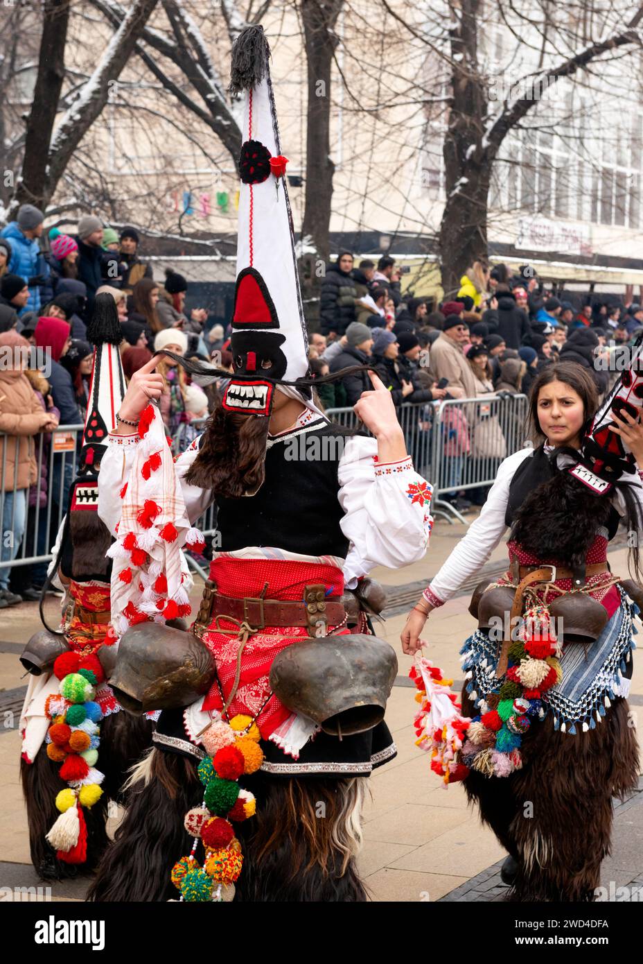 Entlarvte Kukeri-Tänzerinnen nach der Show beim Surva International Maskerade and Mummers Festival in Pernik, Bulgarien, Balkan, EU Stockfoto