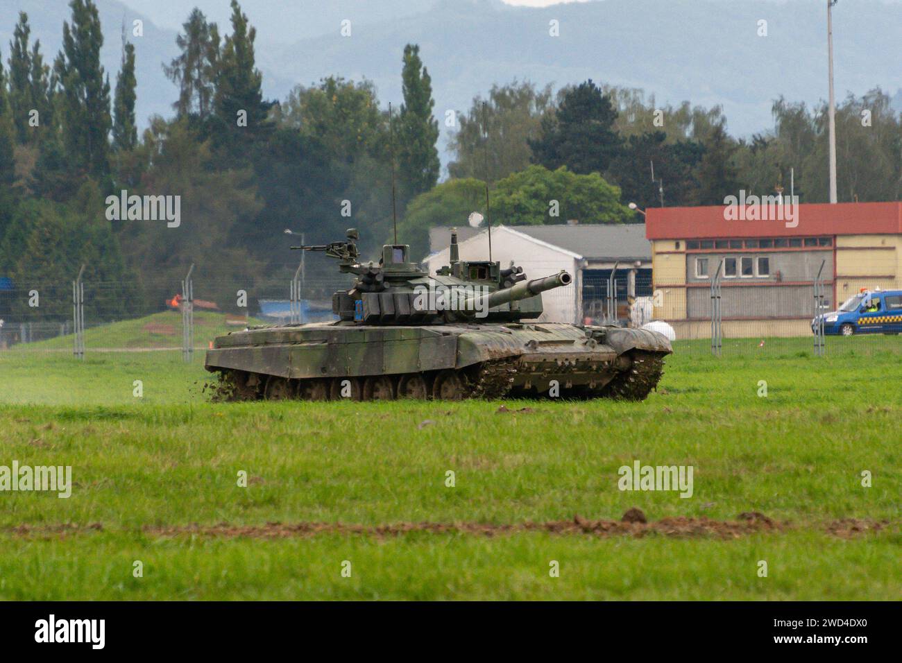 T-72 M4 CZ (Nummer 018) tschechische Armee Kampfpanzer fährt auf Grasfeld mit Fahnen. Der T-72M4 CZ ist eine aufgerüstete tschechische Version des sowjetischen Modells. Stockfoto