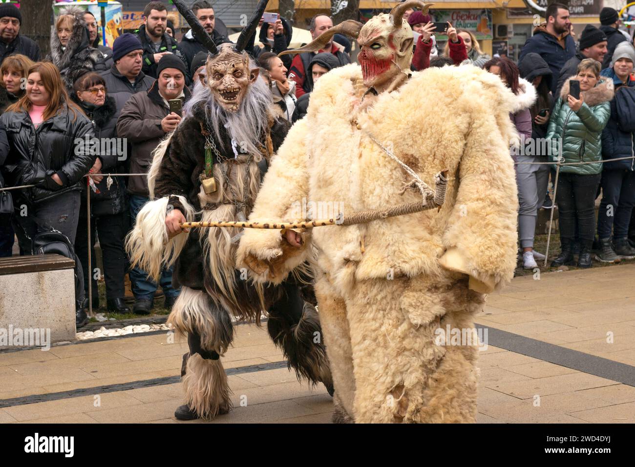 Teilnehmer in gruseligen Kostümen beim Surva Kukeri und beim Internationalen Maskerade- und Mummers-Festival in Pernik, Bulgarien, Balkan, Europa, EU Stockfoto