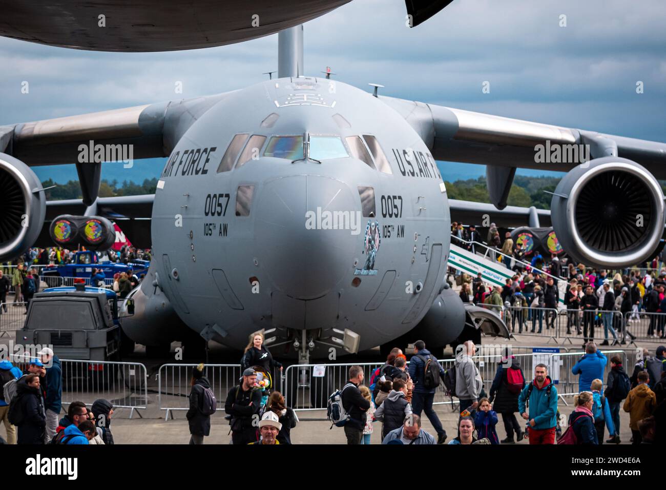 McDonnell Douglas C-17 Globemaster III (98-0057 USAF - 105h Air Lift Wing) großes amerikanisches Transportflugzeug auf der Landebahn mit Menschen um sie herum. Stockfoto