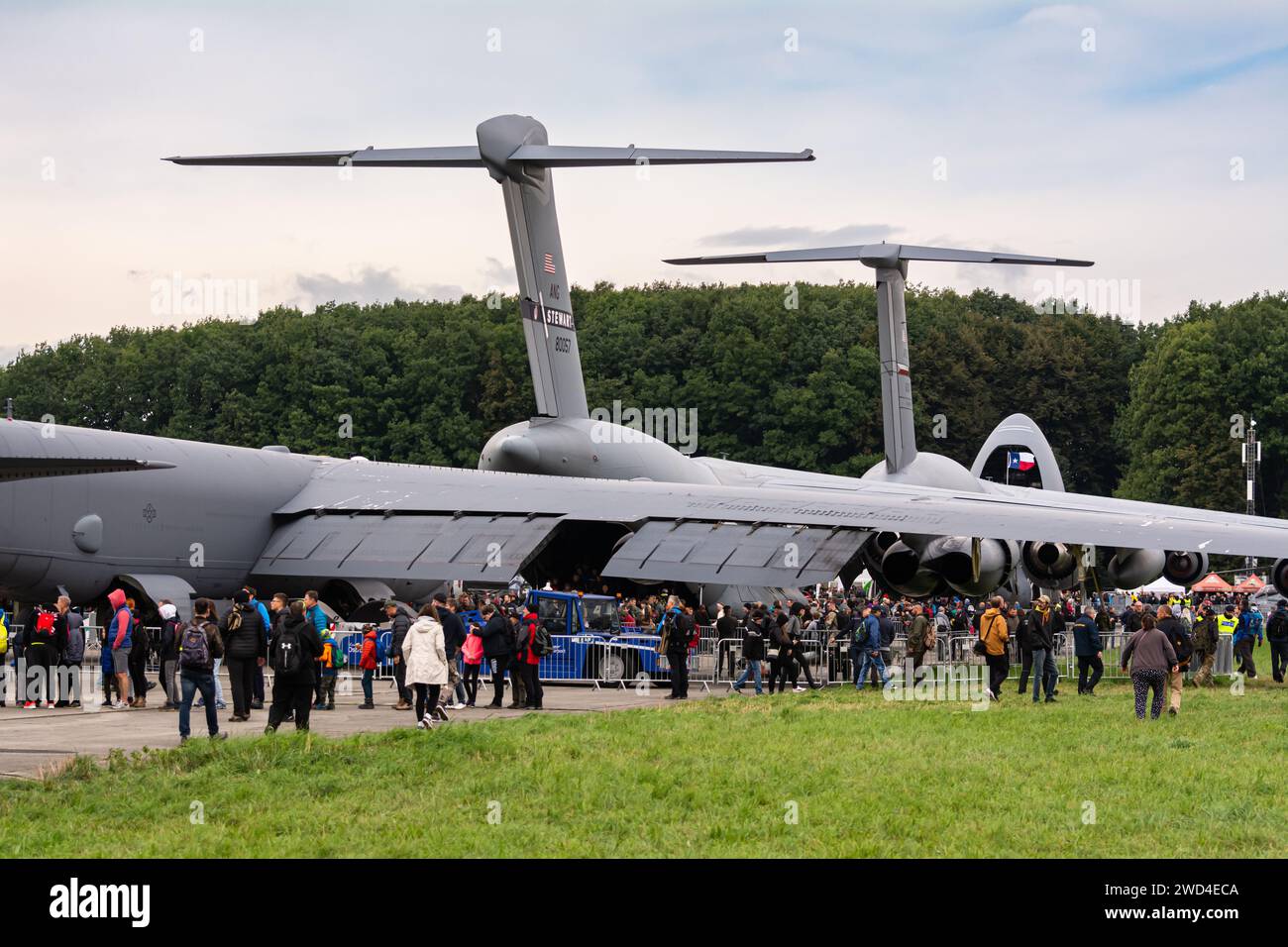 Boeing B-52 Stratofortress Subsonic Jet Bomber (B-52H 60-034 Wise Guy) sitzt auf einer Landebahn mit Leuten um sie herum. Stockfoto