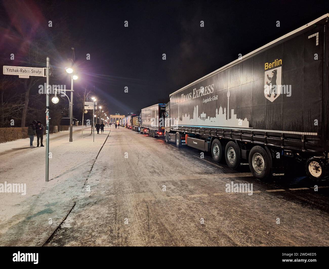 Berlin, Deutschland, 18.01.2024: Brandenburger Tor: Demo von Speditionsgewerbe: LKW-Fahrer stehen mit ihren Trucks auf der Straße des 17. Juni und protestieren gegen die Ampel-Regierung, unter anderem konkret gegen Maut-Erhöhung und CO2-Steuer *** Berlin, 18 01 2024 Brandenburger Tor Demonstration der Lkw-Fahrer der Lkw-Industrie stehen mit ihren Lkw auf der Straße vom 17. Juni und protestieren gegen die Ampelregierung, unter anderem speziell gegen Mauterhöhung und CO2-Steuer Urheberrecht: xdtsxNachrichtenagenturx dts 28955 Stockfoto