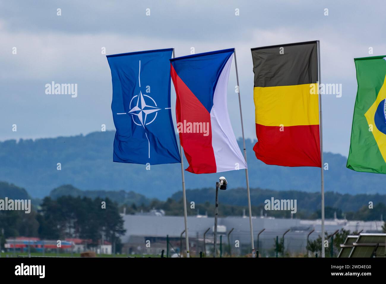 Flaggen der NATO, der Tschechischen Republik, Deutschlands und Brasiliens in der Tschechischen Republik. Stockfoto