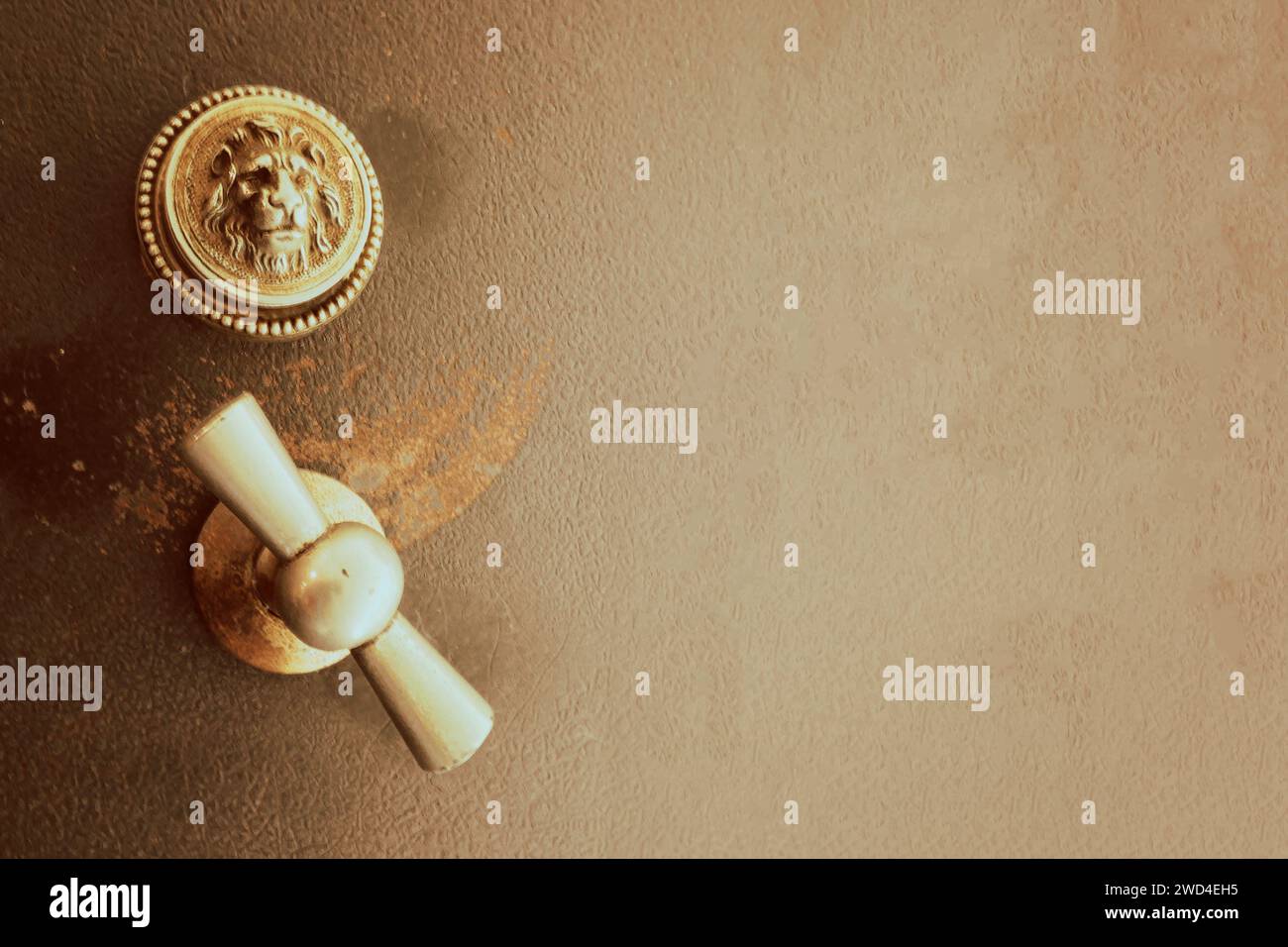 Detail einer alten Tresortür in Sepia-Farben. Das Schlüsselloch ist mit einem Deckel in Form eines löwenkopfes bedeckt Stockfoto