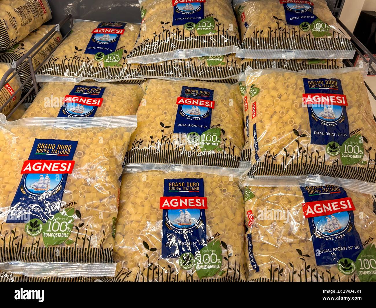 Italien - 17. Januar 2024: Nudelkauschen in kompostierbarer Materialverpackung der italienischen Marke Agnesi zum Verkauf im Supermarkt, Agnesi ist die Marke von Stockfoto