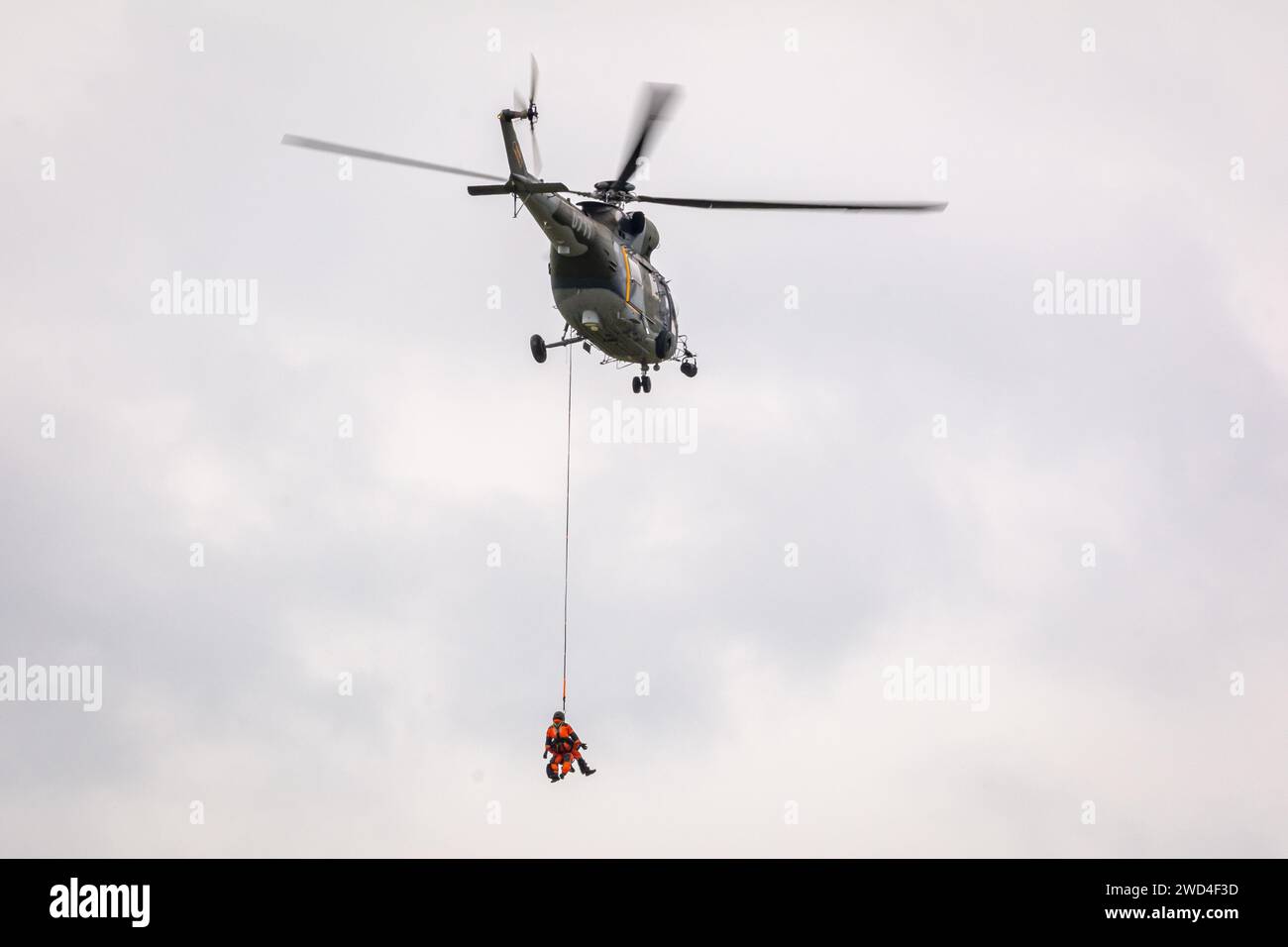 PZL W-3 Sokół Hubschrauber, der von der tschechischen Luftwaffe (Vzdušné síly) betrieben wird und eine Rettungsmission in Ostrava durchführt. Helikopter evakuiert Menschen Stockfoto