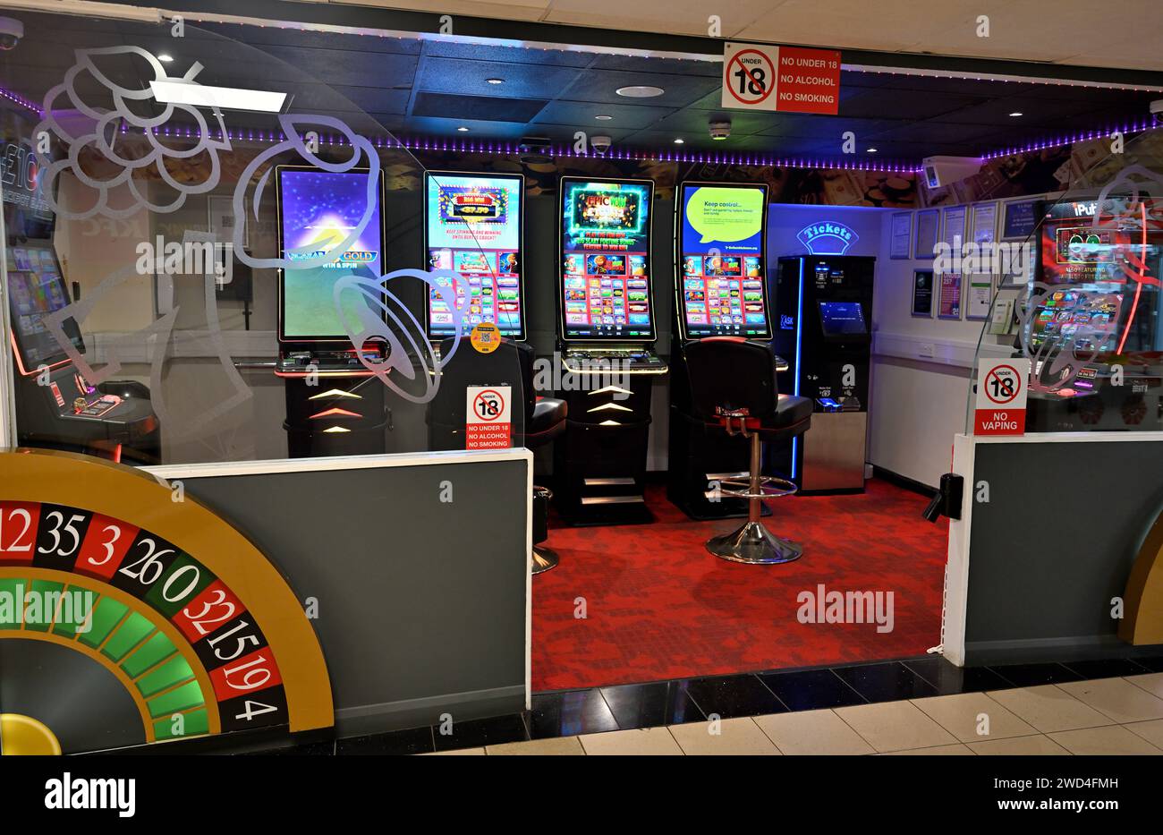 Spielautomaten für Glücksspiele in Autobahndiensten, Großbritannien Stockfoto