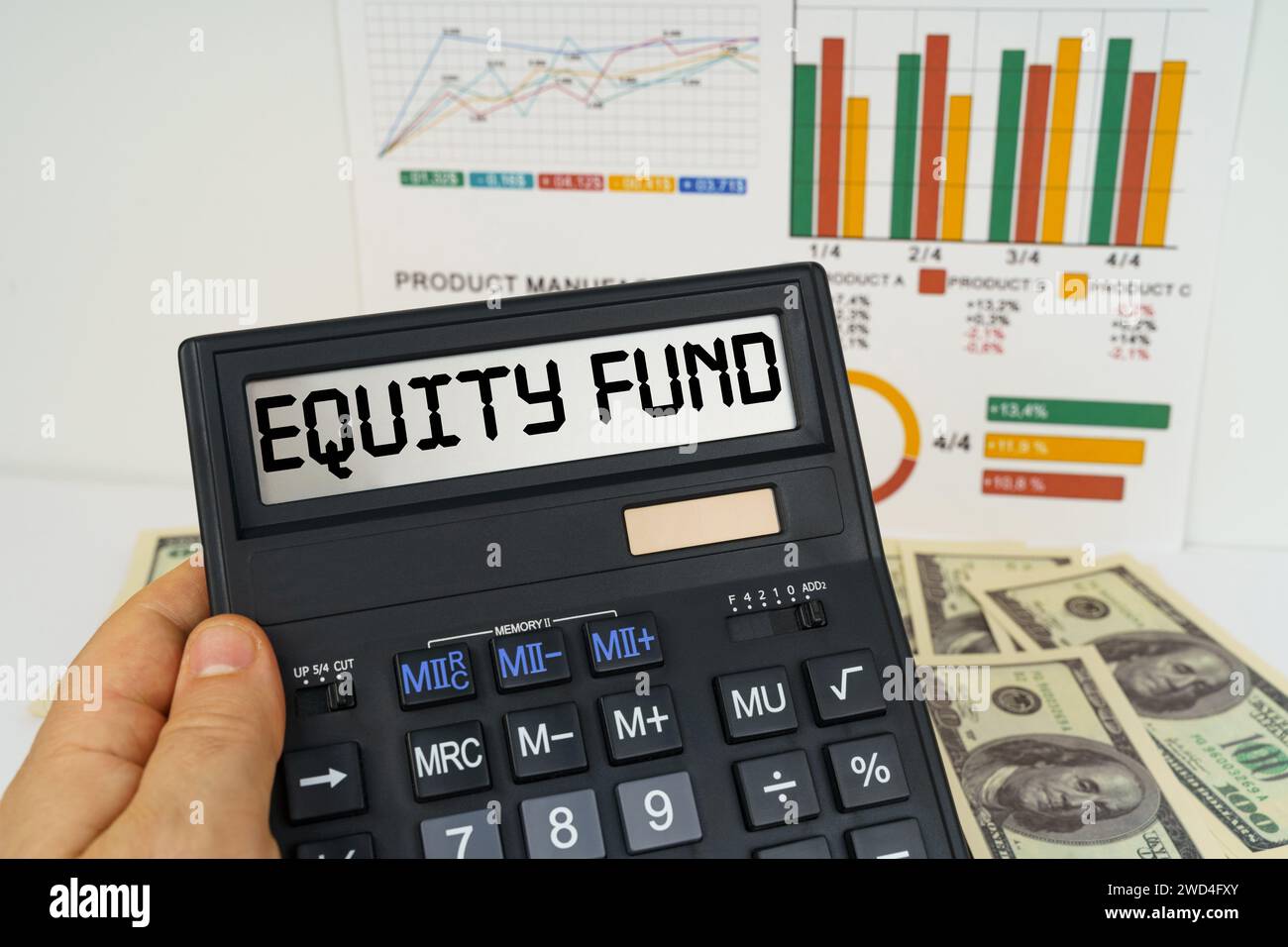 Geschäftskonzept. Auf dem Tisch stehen Finanzberichte, Dollar, in den Händen eines Rechners mit der Aufschrift "EQUITY FUND" Stockfoto