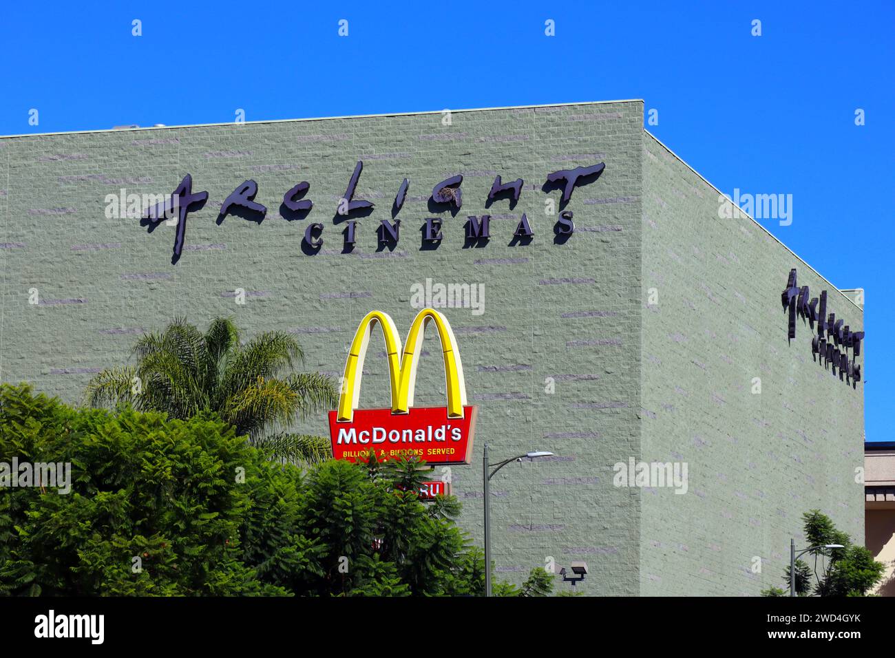 Hollywood (Los Angeles), Kalifornien: Arclight Cinemas und McDonald's Fast Food Logos in Hollywood Stockfoto