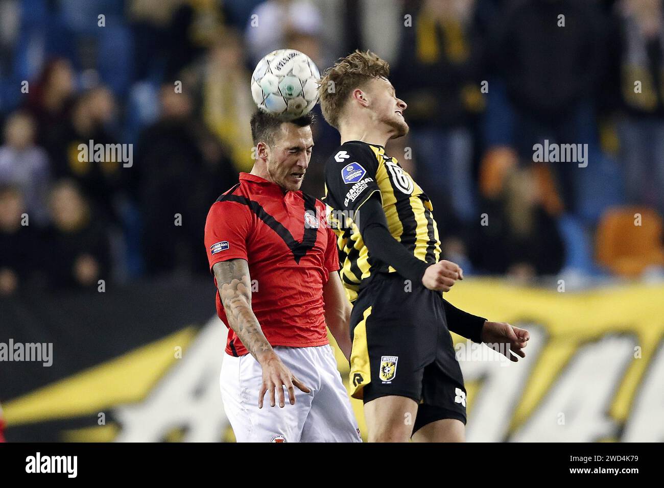 ARNHEM - (l-r) Tim Linthorst vom AFC Amsterdam, Andy Visser von Vitesse während des TOTO KNVB Cup-Spiels zwischen Vitesse und AFC (am) im Gelredome am 18. Januar 2024 in Arnheim, Niederlande. ANP BART STOUTJESDIJK Stockfoto