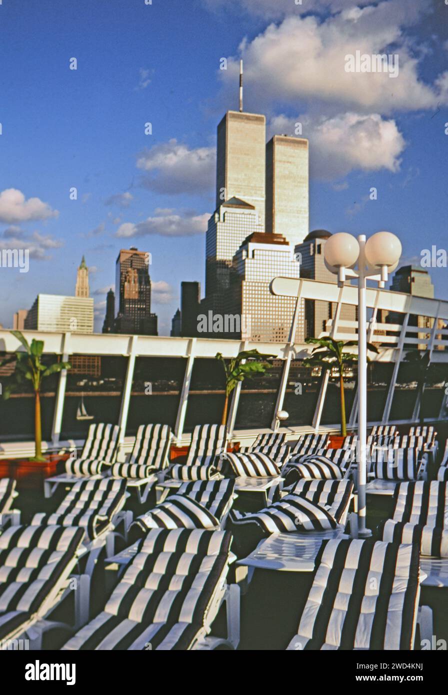 Ein Schiff der Crown Cruise Lines in New York, Deck im Vordergrund und die Skyline von New York City im Hintergrund ca. Anfang der 1990er Jahre Bitte schreiben Sie der Fotografin Joan Iaconetti zu. Stockfoto