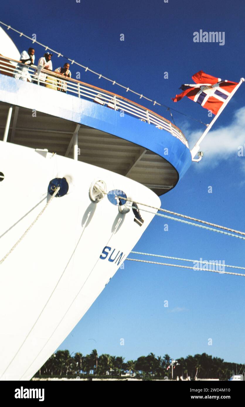 Passagiere auf Deck des Sun Viking Kreuzfahrtschiffs in Nassau Bahamas CA. 1995. Bitte schreiben Sie der Fotografin Joan Iaconetti zu. Stockfoto